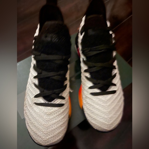 Lebron XVI boys sneakers - Picture 2 of 4